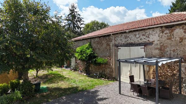 Ancien presbytère du XVIIIe siècle avec grange, piscine chauffée et jardins privés