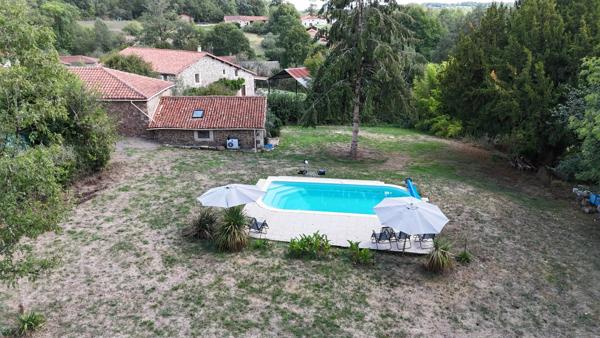 Ancien presbytère du XVIIIe siècle avec grange, piscine chauffée et jardins privés