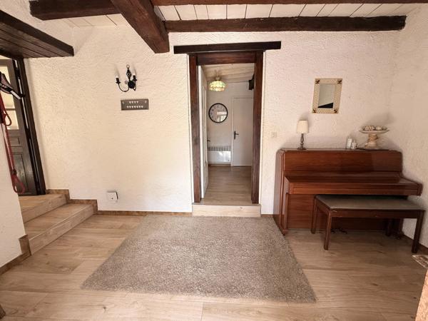 Ancien presbytère du XVIIIe siècle avec grange, piscine chauffée et jardins privés