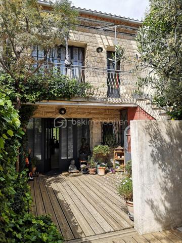✨

À seulement quelques pas du quartier piéton de Carpentras, des commerces, écoles et du cinéma, découvrez cette maison de ville rare et pleine de charme, nichée dans un environnement calme et préservé, sans aucune nuisance sonore.

Derrière son portail discret se dévoile un véritable havre de paix : une propriété d’environ 150 m² habitables, baignée de lumière grâce à son salon traversant exposé Est/Ouest, sublimée par des prestations raffinées et une décoration réalisée avec un goût exquis.

Au rez-de-chaussée, vous serez immédiatement séduits par une somptueuse pièce de vie d’environ 60 m², chaleureuse et conviviale, comprenant une superbe cuisine équipée ouverte sur le séjour. Le magnifique poêle à bois, véritable pièce maîtresse de la maison, apporte une atmosphère douce et authentique, en complément du chauffage au sol pour un confort absolu.

À l’étage, une belle chambre avec armoire murale intégrée offre une vue apaisante sur le jardin verdoyant et intimiste. Une salle de bains moderne, lumineuse et élégamment aménagée complète cet espace nuit.

À l’extérieur, la magie opère instantanément…

Le jardin privé de plus de 200 m², véritable écrin de verdure sans vis-à-vis, invite à la détente et à l’évasion. Fontaine, végétation soignée, espaces intimistes… chaque détail a été pensé pour créer une ambiance paisible et inspirante. Au fond du jardin, un charmant chalet en bois de 16 m² apporte une touche supplémentaire de caractère et de possibilités.

Un escalier extérieur mène également à un studio indépendant avec cuisine équipée, salle d’eau et terrasse privative : idéal pour recevoir famille et amis, exercer une activité ou envisager un revenu locatif.

Côté stationnement, la propriété dispose d’une place privative à l’intérieur ainsi qu’un emplacement supplémentaire devant le portail.

Idéalement située, la propriété permet un accès rapide à tous les transports : gare TER à seulement 5 minutes à pied (liaison directe Avignon), gare routière et lignes de bus desservant Carpentras, ses alentours ainsi que l’aéroport de Marseille.

Enfin, les huisseries en fer forgé sur mesure sont dotées de vitrages sécurité anti-effraction, renforçant le caractère exclusif et rassurant de cette demeure.

Les volumes généreux, la lumière omniprésente et l’atmosphère unique de cette maison en font un bien coup de cœur, aussi rare qu’élégant.

Et parce que certains biens réservent encore des émotions inattendues… une surprise vous attend lors de la visite. ✨

Certaines photos ont fait l’objet d’un traitement par intelligence artificielle afin de retirer quelques éléments superflus et permettre une meilleure projection des espaces, sans modifier les caractéristiques essentielles du bien.

Contactez moi rapidement pour découvrir ce bien à fort impact immobilier.