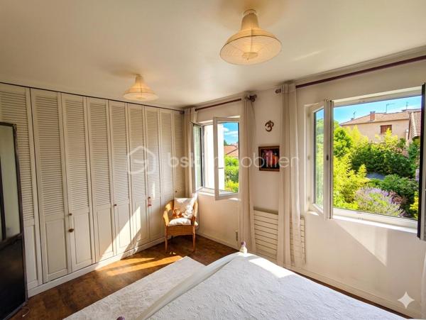✨

À seulement quelques pas du quartier piéton de Carpentras, des commerces, écoles et du cinéma, découvrez cette maison de ville rare et pleine de charme, nichée dans un environnement calme et préservé, sans aucune nuisance sonore.

Derrière son portail discret se dévoile un véritable havre de paix : une propriété d’environ 150 m² habitables, baignée de lumière grâce à son salon traversant exposé Est/Ouest, sublimée par des prestations raffinées et une décoration réalisée avec un goût exquis.

Au rez-de-chaussée, vous serez immédiatement séduits par une somptueuse pièce de vie d’environ 60 m², chaleureuse et conviviale, comprenant une superbe cuisine équipée ouverte sur le séjour. Le magnifique poêle à bois, véritable pièce maîtresse de la maison, apporte une atmosphère douce et authentique, en complément du chauffage au sol pour un confort absolu.

À l’étage, une belle chambre avec armoire murale intégrée offre une vue apaisante sur le jardin verdoyant et intimiste. Une salle de bains moderne, lumineuse et élégamment aménagée complète cet espace nuit.

À l’extérieur, la magie opère instantanément…

Le jardin privé de plus de 200 m², véritable écrin de verdure sans vis-à-vis, invite à la détente et à l’évasion. Fontaine, végétation soignée, espaces intimistes… chaque détail a été pensé pour créer une ambiance paisible et inspirante. Au fond du jardin, un charmant chalet en bois de 16 m² apporte une touche supplémentaire de caractère et de possibilités.

Un escalier extérieur mène également à un studio indépendant avec cuisine équipée, salle d’eau et terrasse privative : idéal pour recevoir famille et amis, exercer une activité ou envisager un revenu locatif.

Côté stationnement, la propriété dispose d’une place privative à l’intérieur ainsi qu’un emplacement supplémentaire devant le portail.

Idéalement située, la propriété permet un accès rapide à tous les transports : gare TER à seulement 5 minutes à pied (liaison directe Avignon), gare routière et lignes de bus desservant Carpentras, ses alentours ainsi que l’aéroport de Marseille.

Enfin, les huisseries en fer forgé sur mesure sont dotées de vitrages sécurité anti-effraction, renforçant le caractère exclusif et rassurant de cette demeure.

Les volumes généreux, la lumière omniprésente et l’atmosphère unique de cette maison en font un bien coup de cœur, aussi rare qu’élégant.

Et parce que certains biens réservent encore des émotions inattendues… une surprise vous attend lors de la visite. ✨

Certaines photos ont fait l’objet d’un traitement par intelligence artificielle afin de retirer quelques éléments superflus et permettre une meilleure projection des espaces, sans modifier les caractéristiques essentielles du bien.

Contactez moi rapidement pour découvrir ce bien à fort impact immobilier.