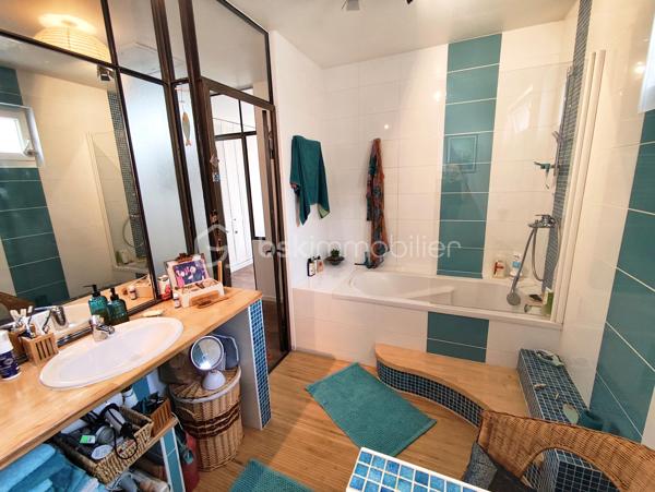 ✨

À seulement quelques pas du quartier piéton de Carpentras, des commerces, écoles et du cinéma, découvrez cette maison de ville rare et pleine de charme, nichée dans un environnement calme et préservé, sans aucune nuisance sonore.

Derrière son portail discret se dévoile un véritable havre de paix : une propriété d’environ 150 m² habitables, baignée de lumière grâce à son salon traversant exposé Est/Ouest, sublimée par des prestations raffinées et une décoration réalisée avec un goût exquis.

Au rez-de-chaussée, vous serez immédiatement séduits par une somptueuse pièce de vie d’environ 60 m², chaleureuse et conviviale, comprenant une superbe cuisine équipée ouverte sur le séjour. Le magnifique poêle à bois, véritable pièce maîtresse de la maison, apporte une atmosphère douce et authentique, en complément du chauffage au sol pour un confort absolu.

À l’étage, une belle chambre avec armoire murale intégrée offre une vue apaisante sur le jardin verdoyant et intimiste. Une salle de bains moderne, lumineuse et élégamment aménagée complète cet espace nuit.

À l’extérieur, la magie opère instantanément…

Le jardin privé de plus de 200 m², véritable écrin de verdure sans vis-à-vis, invite à la détente et à l’évasion. Fontaine, végétation soignée, espaces intimistes… chaque détail a été pensé pour créer une ambiance paisible et inspirante. Au fond du jardin, un charmant chalet en bois de 16 m² apporte une touche supplémentaire de caractère et de possibilités.

Un escalier extérieur mène également à un studio indépendant avec cuisine équipée, salle d’eau et terrasse privative : idéal pour recevoir famille et amis, exercer une activité ou envisager un revenu locatif.

Côté stationnement, la propriété dispose d’une place privative à l’intérieur ainsi qu’un emplacement supplémentaire devant le portail.

Idéalement située, la propriété permet un accès rapide à tous les transports : gare TER à seulement 5 minutes à pied (liaison directe Avignon), gare routière et lignes de bus desservant Carpentras, ses alentours ainsi que l’aéroport de Marseille.

Enfin, les huisseries en fer forgé sur mesure sont dotées de vitrages sécurité anti-effraction, renforçant le caractère exclusif et rassurant de cette demeure.

Les volumes généreux, la lumière omniprésente et l’atmosphère unique de cette maison en font un bien coup de cœur, aussi rare qu’élégant.

Et parce que certains biens réservent encore des émotions inattendues… une surprise vous attend lors de la visite. ✨

Certaines photos ont fait l’objet d’un traitement par intelligence artificielle afin de retirer quelques éléments superflus et permettre une meilleure projection des espaces, sans modifier les caractéristiques essentielles du bien.

Contactez moi rapidement pour découvrir ce bien à fort impact immobilier.