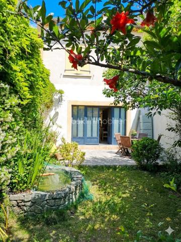 ✨

À seulement quelques pas du quartier piéton de Carpentras, des commerces, écoles et du cinéma, découvrez cette maison de ville rare et pleine de charme, nichée dans un environnement calme et préservé, sans aucune nuisance sonore.

Derrière son portail discret se dévoile un véritable havre de paix : une propriété d’environ 150 m² habitables, baignée de lumière grâce à son salon traversant exposé Est/Ouest, sublimée par des prestations raffinées et une décoration réalisée avec un goût exquis.

Au rez-de-chaussée, vous serez immédiatement séduits par une somptueuse pièce de vie d’environ 60 m², chaleureuse et conviviale, comprenant une superbe cuisine équipée ouverte sur le séjour. Le magnifique poêle à bois, véritable pièce maîtresse de la maison, apporte une atmosphère douce et authentique, en complément du chauffage au sol pour un confort absolu.

À l’étage, une belle chambre avec armoire murale intégrée offre une vue apaisante sur le jardin verdoyant et intimiste. Une salle de bains moderne, lumineuse et élégamment aménagée complète cet espace nuit.

À l’extérieur, la magie opère instantanément…

Le jardin privé de plus de 200 m², véritable écrin de verdure sans vis-à-vis, invite à la détente et à l’évasion. Fontaine, végétation soignée, espaces intimistes… chaque détail a été pensé pour créer une ambiance paisible et inspirante. Au fond du jardin, un charmant chalet en bois de 16 m² apporte une touche supplémentaire de caractère et de possibilités.

Un escalier extérieur mène également à un studio indépendant avec cuisine équipée, salle d’eau et terrasse privative : idéal pour recevoir famille et amis, exercer une activité ou envisager un revenu locatif.

Côté stationnement, la propriété dispose d’une place privative à l’intérieur ainsi qu’un emplacement supplémentaire devant le portail.

Idéalement située, la propriété permet un accès rapide à tous les transports : gare TER à seulement 5 minutes à pied (liaison directe Avignon), gare routière et lignes de bus desservant Carpentras, ses alentours ainsi que l’aéroport de Marseille.

Enfin, les huisseries en fer forgé sur mesure sont dotées de vitrages sécurité anti-effraction, renforçant le caractère exclusif et rassurant de cette demeure.

Les volumes généreux, la lumière omniprésente et l’atmosphère unique de cette maison en font un bien coup de cœur, aussi rare qu’élégant.

Et parce que certains biens réservent encore des émotions inattendues… une surprise vous attend lors de la visite. ✨

Certaines photos ont fait l’objet d’un traitement par intelligence artificielle afin de retirer quelques éléments superflus et permettre une meilleure projection des espaces, sans modifier les caractéristiques essentielles du bien.

Contactez moi rapidement pour découvrir ce bien à fort impact immobilier.