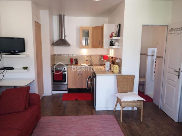 ✨

À seulement quelques pas du quartier piéton de Carpentras, des commerces, écoles et du cinéma, découvrez cette maison de ville rare et pleine de charme, nichée dans un environnement calme et préservé, sans aucune nuisance sonore.

Derrière son portail discret se dévoile un véritable havre de paix : une propriété d’environ 150 m² habitables, baignée de lumière grâce à son salon traversant exposé Est/Ouest, sublimée par des prestations raffinées et une décoration réalisée avec un goût exquis.

Au rez-de-chaussée, vous serez immédiatement séduits par une somptueuse pièce de vie d’environ 60 m², chaleureuse et conviviale, comprenant une superbe cuisine équipée ouverte sur le séjour. Le magnifique poêle à bois, véritable pièce maîtresse de la maison, apporte une atmosphère douce et authentique, en complément du chauffage au sol pour un confort absolu.

À l’étage, une belle chambre avec armoire murale intégrée offre une vue apaisante sur le jardin verdoyant et intimiste. Une salle de bains moderne, lumineuse et élégamment aménagée complète cet espace nuit.

À l’extérieur, la magie opère instantanément…

Le jardin privé de plus de 200 m², véritable écrin de verdure sans vis-à-vis, invite à la détente et à l’évasion. Fontaine, végétation soignée, espaces intimistes… chaque détail a été pensé pour créer une ambiance paisible et inspirante. Au fond du jardin, un charmant chalet en bois de 16 m² apporte une touche supplémentaire de caractère et de possibilités.

Un escalier extérieur mène également à un studio indépendant avec cuisine équipée, salle d’eau et terrasse privative : idéal pour recevoir famille et amis, exercer une activité ou envisager un revenu locatif.

Côté stationnement, la propriété dispose d’une place privative à l’intérieur ainsi qu’un emplacement supplémentaire devant le portail.

Idéalement située, la propriété permet un accès rapide à tous les transports : gare TER à seulement 5 minutes à pied (liaison directe Avignon), gare routière et lignes de bus desservant Carpentras, ses alentours ainsi que l’aéroport de Marseille.

Enfin, les huisseries en fer forgé sur mesure sont dotées de vitrages sécurité anti-effraction, renforçant le caractère exclusif et rassurant de cette demeure.

Les volumes généreux, la lumière omniprésente et l’atmosphère unique de cette maison en font un bien coup de cœur, aussi rare qu’élégant.

Et parce que certains biens réservent encore des émotions inattendues… une surprise vous attend lors de la visite. ✨

Certaines photos ont fait l’objet d’un traitement par intelligence artificielle afin de retirer quelques éléments superflus et permettre une meilleure projection des espaces, sans modifier les caractéristiques essentielles du bien.

Contactez moi rapidement pour découvrir ce bien à fort impact immobilier.