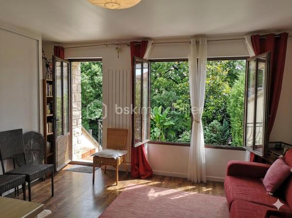 ✨

À seulement quelques pas du quartier piéton de Carpentras, des commerces, écoles et du cinéma, découvrez cette maison de ville rare et pleine de charme, nichée dans un environnement calme et préservé, sans aucune nuisance sonore.

Derrière son portail discret se dévoile un véritable havre de paix : une propriété d’environ 150 m² habitables, baignée de lumière grâce à son salon traversant exposé Est/Ouest, sublimée par des prestations raffinées et une décoration réalisée avec un goût exquis.

Au rez-de-chaussée, vous serez immédiatement séduits par une somptueuse pièce de vie d’environ 60 m², chaleureuse et conviviale, comprenant une superbe cuisine équipée ouverte sur le séjour. Le magnifique poêle à bois, véritable pièce maîtresse de la maison, apporte une atmosphère douce et authentique, en complément du chauffage au sol pour un confort absolu.

À l’étage, une belle chambre avec armoire murale intégrée offre une vue apaisante sur le jardin verdoyant et intimiste. Une salle de bains moderne, lumineuse et élégamment aménagée complète cet espace nuit.

À l’extérieur, la magie opère instantanément…

Le jardin privé de plus de 200 m², véritable écrin de verdure sans vis-à-vis, invite à la détente et à l’évasion. Fontaine, végétation soignée, espaces intimistes… chaque détail a été pensé pour créer une ambiance paisible et inspirante. Au fond du jardin, un charmant chalet en bois de 16 m² apporte une touche supplémentaire de caractère et de possibilités.

Un escalier extérieur mène également à un studio indépendant avec cuisine équipée, salle d’eau et terrasse privative : idéal pour recevoir famille et amis, exercer une activité ou envisager un revenu locatif.

Côté stationnement, la propriété dispose d’une place privative à l’intérieur ainsi qu’un emplacement supplémentaire devant le portail.

Idéalement située, la propriété permet un accès rapide à tous les transports : gare TER à seulement 5 minutes à pied (liaison directe Avignon), gare routière et lignes de bus desservant Carpentras, ses alentours ainsi que l’aéroport de Marseille.

Enfin, les huisseries en fer forgé sur mesure sont dotées de vitrages sécurité anti-effraction, renforçant le caractère exclusif et rassurant de cette demeure.

Les volumes généreux, la lumière omniprésente et l’atmosphère unique de cette maison en font un bien coup de cœur, aussi rare qu’élégant.

Et parce que certains biens réservent encore des émotions inattendues… une surprise vous attend lors de la visite. ✨

Certaines photos ont fait l’objet d’un traitement par intelligence artificielle afin de retirer quelques éléments superflus et permettre une meilleure projection des espaces, sans modifier les caractéristiques essentielles du bien.

Contactez moi rapidement pour découvrir ce bien à fort impact immobilier.