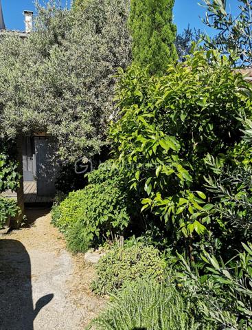 ✨

À seulement quelques pas du quartier piéton de Carpentras, des commerces, écoles et du cinéma, découvrez cette maison de ville rare et pleine de charme, nichée dans un environnement calme et préservé, sans aucune nuisance sonore.

Derrière son portail discret se dévoile un véritable havre de paix : une propriété d’environ 150 m² habitables, baignée de lumière grâce à son salon traversant exposé Est/Ouest, sublimée par des prestations raffinées et une décoration réalisée avec un goût exquis.

Au rez-de-chaussée, vous serez immédiatement séduits par une somptueuse pièce de vie d’environ 60 m², chaleureuse et conviviale, comprenant une superbe cuisine équipée ouverte sur le séjour. Le magnifique poêle à bois, véritable pièce maîtresse de la maison, apporte une atmosphère douce et authentique, en complément du chauffage au sol pour un confort absolu.

À l’étage, une belle chambre avec armoire murale intégrée offre une vue apaisante sur le jardin verdoyant et intimiste. Une salle de bains moderne, lumineuse et élégamment aménagée complète cet espace nuit.

À l’extérieur, la magie opère instantanément…

Le jardin privé de plus de 200 m², véritable écrin de verdure sans vis-à-vis, invite à la détente et à l’évasion. Fontaine, végétation soignée, espaces intimistes… chaque détail a été pensé pour créer une ambiance paisible et inspirante. Au fond du jardin, un charmant chalet en bois de 16 m² apporte une touche supplémentaire de caractère et de possibilités.

Un escalier extérieur mène également à un studio indépendant avec cuisine équipée, salle d’eau et terrasse privative : idéal pour recevoir famille et amis, exercer une activité ou envisager un revenu locatif.

Côté stationnement, la propriété dispose d’une place privative à l’intérieur ainsi qu’un emplacement supplémentaire devant le portail.

Idéalement située, la propriété permet un accès rapide à tous les transports : gare TER à seulement 5 minutes à pied (liaison directe Avignon), gare routière et lignes de bus desservant Carpentras, ses alentours ainsi que l’aéroport de Marseille.

Enfin, les huisseries en fer forgé sur mesure sont dotées de vitrages sécurité anti-effraction, renforçant le caractère exclusif et rassurant de cette demeure.

Les volumes généreux, la lumière omniprésente et l’atmosphère unique de cette maison en font un bien coup de cœur, aussi rare qu’élégant.

Et parce que certains biens réservent encore des émotions inattendues… une surprise vous attend lors de la visite. ✨

Certaines photos ont fait l’objet d’un traitement par intelligence artificielle afin de retirer quelques éléments superflus et permettre une meilleure projection des espaces, sans modifier les caractéristiques essentielles du bien.

Contactez moi rapidement pour découvrir ce bien à fort impact immobilier.