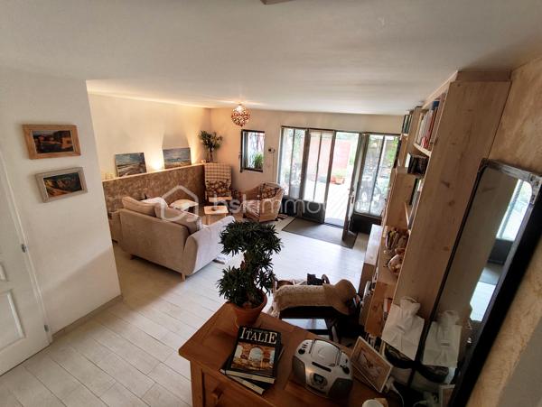 ✨

À seulement quelques pas du quartier piéton de Carpentras, des commerces, écoles et du cinéma, découvrez cette maison de ville rare et pleine de charme, nichée dans un environnement calme et préservé, sans aucune nuisance sonore.

Derrière son portail discret se dévoile un véritable havre de paix : une propriété d’environ 150 m² habitables, baignée de lumière grâce à son salon traversant exposé Est/Ouest, sublimée par des prestations raffinées et une décoration réalisée avec un goût exquis.

Au rez-de-chaussée, vous serez immédiatement séduits par une somptueuse pièce de vie d’environ 60 m², chaleureuse et conviviale, comprenant une superbe cuisine équipée ouverte sur le séjour. Le magnifique poêle à bois, véritable pièce maîtresse de la maison, apporte une atmosphère douce et authentique, en complément du chauffage au sol pour un confort absolu.

À l’étage, une belle chambre avec armoire murale intégrée offre une vue apaisante sur le jardin verdoyant et intimiste. Une salle de bains moderne, lumineuse et élégamment aménagée complète cet espace nuit.

À l’extérieur, la magie opère instantanément…

Le jardin privé de plus de 200 m², véritable écrin de verdure sans vis-à-vis, invite à la détente et à l’évasion. Fontaine, végétation soignée, espaces intimistes… chaque détail a été pensé pour créer une ambiance paisible et inspirante. Au fond du jardin, un charmant chalet en bois de 16 m² apporte une touche supplémentaire de caractère et de possibilités.

Un escalier extérieur mène également à un studio indépendant avec cuisine équipée, salle d’eau et terrasse privative : idéal pour recevoir famille et amis, exercer une activité ou envisager un revenu locatif.

Côté stationnement, la propriété dispose d’une place privative à l’intérieur ainsi qu’un emplacement supplémentaire devant le portail.

Idéalement située, la propriété permet un accès rapide à tous les transports : gare TER à seulement 5 minutes à pied (liaison directe Avignon), gare routière et lignes de bus desservant Carpentras, ses alentours ainsi que l’aéroport de Marseille.

Enfin, les huisseries en fer forgé sur mesure sont dotées de vitrages sécurité anti-effraction, renforçant le caractère exclusif et rassurant de cette demeure.

Les volumes généreux, la lumière omniprésente et l’atmosphère unique de cette maison en font un bien coup de cœur, aussi rare qu’élégant.

Et parce que certains biens réservent encore des émotions inattendues… une surprise vous attend lors de la visite. ✨

Certaines photos ont fait l’objet d’un traitement par intelligence artificielle afin de retirer quelques éléments superflus et permettre une meilleure projection des espaces, sans modifier les caractéristiques essentielles du bien.

Contactez moi rapidement pour découvrir ce bien à fort impact immobilier.