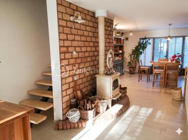 ✨

À seulement quelques pas du quartier piéton de Carpentras, des commerces, écoles et du cinéma, découvrez cette maison de ville rare et pleine de charme, nichée dans un environnement calme et préservé, sans aucune nuisance sonore.

Derrière son portail discret se dévoile un véritable havre de paix : une propriété d’environ 150 m² habitables, baignée de lumière grâce à son salon traversant exposé Est/Ouest, sublimée par des prestations raffinées et une décoration réalisée avec un goût exquis.

Au rez-de-chaussée, vous serez immédiatement séduits par une somptueuse pièce de vie d’environ 60 m², chaleureuse et conviviale, comprenant une superbe cuisine équipée ouverte sur le séjour. Le magnifique poêle à bois, véritable pièce maîtresse de la maison, apporte une atmosphère douce et authentique, en complément du chauffage au sol pour un confort absolu.

À l’étage, une belle chambre avec armoire murale intégrée offre une vue apaisante sur le jardin verdoyant et intimiste. Une salle de bains moderne, lumineuse et élégamment aménagée complète cet espace nuit.

À l’extérieur, la magie opère instantanément…

Le jardin privé de plus de 200 m², véritable écrin de verdure sans vis-à-vis, invite à la détente et à l’évasion. Fontaine, végétation soignée, espaces intimistes… chaque détail a été pensé pour créer une ambiance paisible et inspirante. Au fond du jardin, un charmant chalet en bois de 16 m² apporte une touche supplémentaire de caractère et de possibilités.

Un escalier extérieur mène également à un studio indépendant avec cuisine équipée, salle d’eau et terrasse privative : idéal pour recevoir famille et amis, exercer une activité ou envisager un revenu locatif.

Côté stationnement, la propriété dispose d’une place privative à l’intérieur ainsi qu’un emplacement supplémentaire devant le portail.

Idéalement située, la propriété permet un accès rapide à tous les transports : gare TER à seulement 5 minutes à pied (liaison directe Avignon), gare routière et lignes de bus desservant Carpentras, ses alentours ainsi que l’aéroport de Marseille.

Enfin, les huisseries en fer forgé sur mesure sont dotées de vitrages sécurité anti-effraction, renforçant le caractère exclusif et rassurant de cette demeure.

Les volumes généreux, la lumière omniprésente et l’atmosphère unique de cette maison en font un bien coup de cœur, aussi rare qu’élégant.

Et parce que certains biens réservent encore des émotions inattendues… une surprise vous attend lors de la visite. ✨

Certaines photos ont fait l’objet d’un traitement par intelligence artificielle afin de retirer quelques éléments superflus et permettre une meilleure projection des espaces, sans modifier les caractéristiques essentielles du bien.

Contactez moi rapidement pour découvrir ce bien à fort impact immobilier.