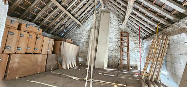 Grange à usage de stockage + 3 garages