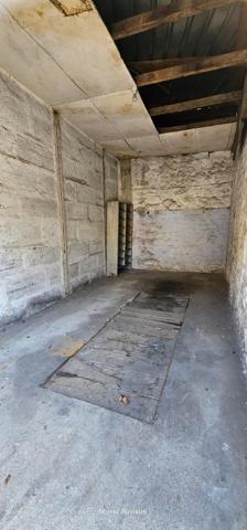 Grange à usage de stockage + 3 garages