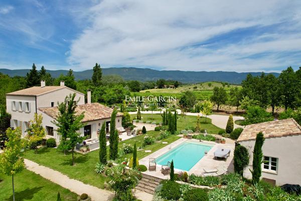 A vendre - Demeure de charme - Sud Luberon - 1,5 hectare de jardin et prairies