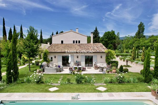 A vendre - Demeure de charme - Sud Luberon - 1,5 hectare de jardin et prairies