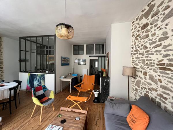 À vendre : Appartement rénové sur le port, au cœur de l'intra muros