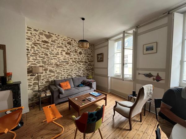 À vendre : Appartement rénové sur le port, au cœur de l'intra muros