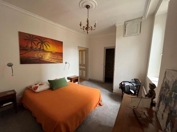 À vendre : Appartement rénové sur le port, au cœur de l'intra muros
