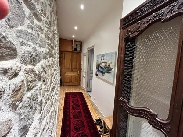 À vendre : Appartement rénové sur le port, au cœur de l'intra muros