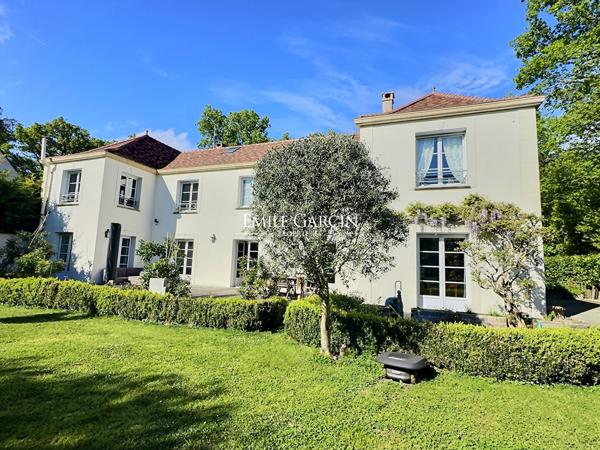 A vendre, Propriété contemporaine à Saint-Nom-la-Bretèche - 350 m² habitables -719m² au sol