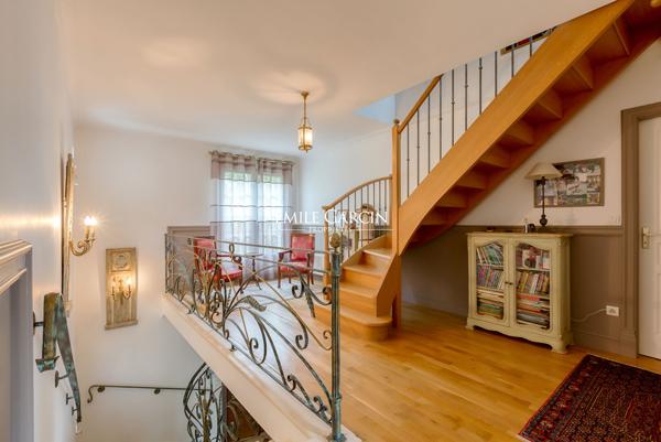 A vendre, Propriété contemporaine à Saint-Nom-la-Bretèche - 350 m² habitables -719m² au sol