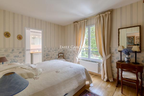 A vendre, Propriété contemporaine à Saint-Nom-la-Bretèche - 350 m² habitables -719m² au sol