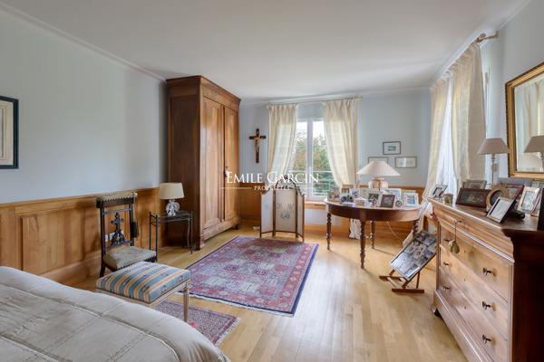 A vendre, Propriété contemporaine à Saint-Nom-la-Bretèche - 350 m² habitables -719m² au sol