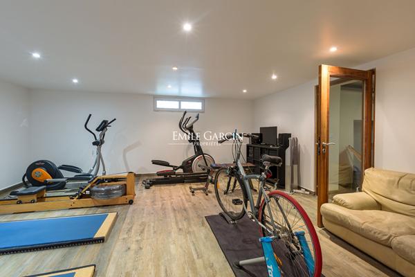 A vendre, Propriété contemporaine à Saint-Nom-la-Bretèche - 350 m² habitables -719m² au sol