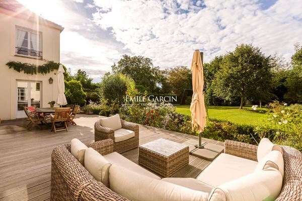A vendre, Propriété contemporaine à Saint-Nom-la-Bretèche - 350 m² habitables -719m² au sol