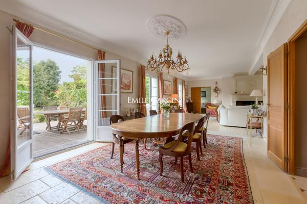 A vendre, Propriété contemporaine à Saint-Nom-la-Bretèche - 350 m² habitables -719m² au sol