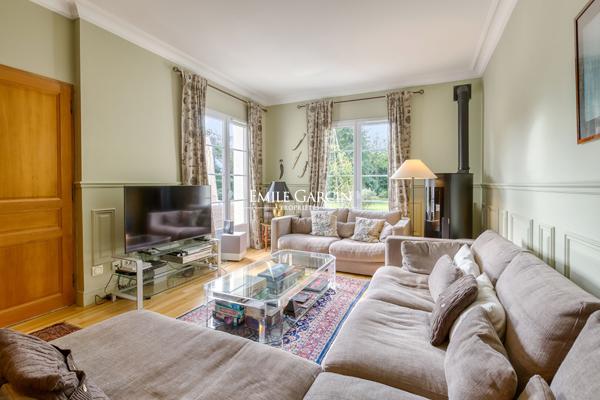 A vendre, Propriété contemporaine à Saint-Nom-la-Bretèche - 350 m² habitables -719m² au sol