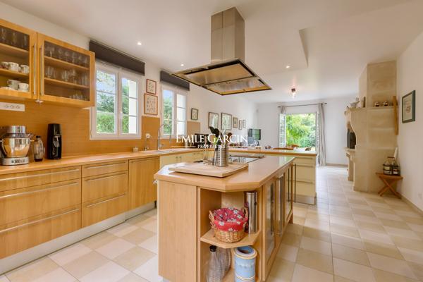 A vendre, Propriété contemporaine à Saint-Nom-la-Bretèche - 350 m² habitables -719m² au sol