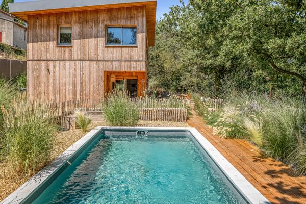 Maison
         5 pièces
        - 150 m² Bien prestige 680 000 € *
