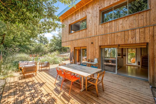 Maison
         5 pièces
        - 150 m² Bien prestige 680 000 € *