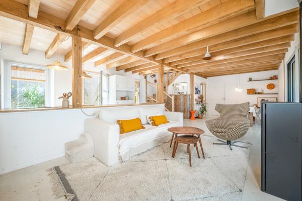 Maison
         5 pièces
        - 150 m² Bien prestige 680 000 € *