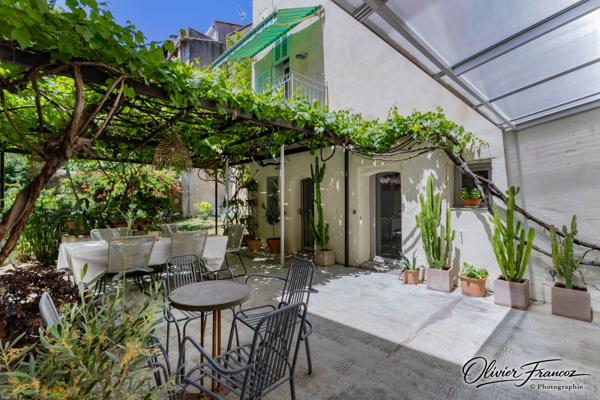Appartement
         4 pièces
        - 80 m² Bien prestige 680 000 € *