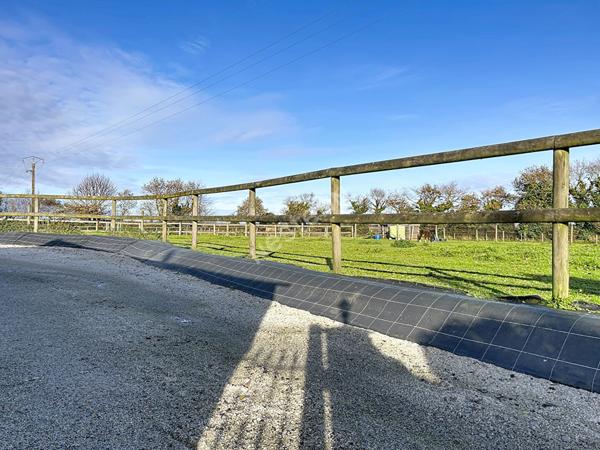Maison Briec 6 pièces, trois hangars dont un avec trois box et douche pour chevaux