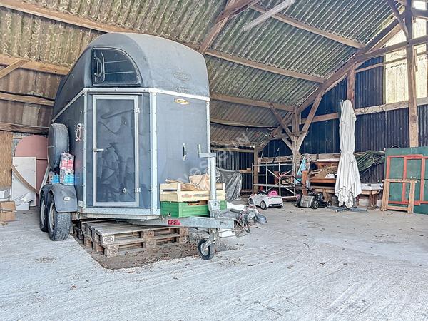 Maison Briec 6 pièces, trois hangars dont un avec trois box et douche pour chevaux