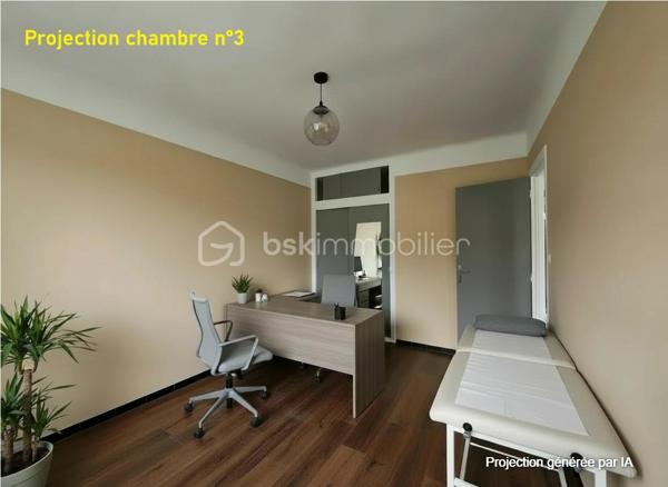 EN EXCLUSIVITE

Dans un environnement calme et recherché de Cabestany, à proximité des commerces, des écoles et des transports, découvrez cette maison 2 faces aux volumes généreux et à la luminosité remarquable ; offrant une configuration particulièrement modulable. Actuellement, la maison dispose au total 3 à 4 chambres. 

Sa distribution permet d'envisager facilement deux espaces de vie distincts et indépendants, tout en conservant la possibilité d'une habitation familiale complète.
Une configuration idéale pour :

•	un investissement locatif, avec la possibilité de créer deux logements indépendants (belle rentabilité) ;
•	une famille, notamment pour accueillir plusieurs générations tout en préservant l'indépendance de chacun ;
•	une profession libérale, avec la possibilité de dissocier espace professionnel et espace privé ;
•	un artisan, qui bénéficiera d'une importante capacité de stockage et d’une zone de travail grâce au grand garage.

Autre atout pour tout projet de division ou de location : les compteurs divisionnaires d'eau et d'électricité sont déjà installés, facilitant la gestion de deux espaces distincts.

Au rez-de-chaussée : une véritable vie de plain-pied

Le rez-de-chaussée propose une pièce de vie lumineuse avec cuisine, largement ouverte sur le jardin.

Cet espace est complété par :

•	une salle d'eau ;
•	un WC indépendant ;
•	une chambre avec placard ;
•	une pièce supplémentaire d'environ 9,5 m², offrant de nombreuses possibilités : bureau, cabinet professionnel, salle d'attente, buanderie, dressing ou chambre d'appoint.

Cette configuration permet ainsi d'envisager une vie confortable de plain-pied, tout en conservant l'étage totalement indépendant.

À l'étage : 90 m² agréable et lumineux

Vous y découvrirez :

•	un séjour spacieux avec cheminée ;
•	une cuisine indépendante et fonctionnelle ;
•	deux belles chambres de plus de 14 m² chacune, avec placards intégrés et accès balcon ;
•	une salle d'eau moderne ;
•	un WC indépendant.

Un balcon filant d'environ 8 m² complète cet étage et offre un agréable espace extérieur pour profiter des beaux jours.

Un grand garage d'environ 33 m² vient parfaire l'ensemble.

Rare sur le marché et évolutive, la maison permet d'adapter les espaces à différents projets de vie ou d'investissement. Résidence principale, habitation intergénérationnelle, investissement locatif ou activité professionnelle : les possibilités sont nombreuses.

Contactez-moi pour découvrir ce bien et imaginer votre projet.




Vous avez un projet de vente ? Je vous propose un avis de valeur gratuit, afin de vous permettre d'avancer sereinement dans votre projet immobilier.