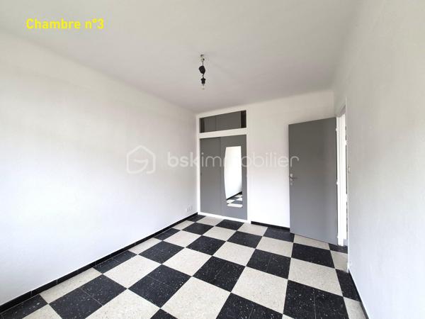 EN EXCLUSIVITE

Dans un environnement calme et recherché de Cabestany, à proximité des commerces, des écoles et des transports, découvrez cette maison 2 faces aux volumes généreux et à la luminosité remarquable ; offrant une configuration particulièrement modulable. Actuellement, la maison dispose au total 3 à 4 chambres. 

Sa distribution permet d'envisager facilement deux espaces de vie distincts et indépendants, tout en conservant la possibilité d'une habitation familiale complète.
Une configuration idéale pour :

•	un investissement locatif, avec la possibilité de créer deux logements indépendants (belle rentabilité) ;
•	une famille, notamment pour accueillir plusieurs générations tout en préservant l'indépendance de chacun ;
•	une profession libérale, avec la possibilité de dissocier espace professionnel et espace privé ;
•	un artisan, qui bénéficiera d'une importante capacité de stockage et d’une zone de travail grâce au grand garage.

Autre atout pour tout projet de division ou de location : les compteurs divisionnaires d'eau et d'électricité sont déjà installés, facilitant la gestion de deux espaces distincts.

Au rez-de-chaussée : une véritable vie de plain-pied

Le rez-de-chaussée propose une pièce de vie lumineuse avec cuisine, largement ouverte sur le jardin.

Cet espace est complété par :

•	une salle d'eau ;
•	un WC indépendant ;
•	une chambre avec placard ;
•	une pièce supplémentaire d'environ 9,5 m², offrant de nombreuses possibilités : bureau, cabinet professionnel, salle d'attente, buanderie, dressing ou chambre d'appoint.

Cette configuration permet ainsi d'envisager une vie confortable de plain-pied, tout en conservant l'étage totalement indépendant.

À l'étage : 90 m² agréable et lumineux

Vous y découvrirez :

•	un séjour spacieux avec cheminée ;
•	une cuisine indépendante et fonctionnelle ;
•	deux belles chambres de plus de 14 m² chacune, avec placards intégrés et accès balcon ;
•	une salle d'eau moderne ;
•	un WC indépendant.

Un balcon filant d'environ 8 m² complète cet étage et offre un agréable espace extérieur pour profiter des beaux jours.

Un grand garage d'environ 33 m² vient parfaire l'ensemble.

Rare sur le marché et évolutive, la maison permet d'adapter les espaces à différents projets de vie ou d'investissement. Résidence principale, habitation intergénérationnelle, investissement locatif ou activité professionnelle : les possibilités sont nombreuses.

Contactez-moi pour découvrir ce bien et imaginer votre projet.




Vous avez un projet de vente ? Je vous propose un avis de valeur gratuit, afin de vous permettre d'avancer sereinement dans votre projet immobilier.