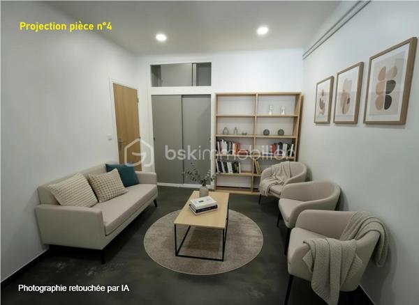 EN EXCLUSIVITE

Dans un environnement calme et recherché de Cabestany, à proximité des commerces, des écoles et des transports, découvrez cette maison 2 faces aux volumes généreux et à la luminosité remarquable ; offrant une configuration particulièrement modulable. Actuellement, la maison dispose au total 3 à 4 chambres. 

Sa distribution permet d'envisager facilement deux espaces de vie distincts et indépendants, tout en conservant la possibilité d'une habitation familiale complète.
Une configuration idéale pour :

•	un investissement locatif, avec la possibilité de créer deux logements indépendants (belle rentabilité) ;
•	une famille, notamment pour accueillir plusieurs générations tout en préservant l'indépendance de chacun ;
•	une profession libérale, avec la possibilité de dissocier espace professionnel et espace privé ;
•	un artisan, qui bénéficiera d'une importante capacité de stockage et d’une zone de travail grâce au grand garage.

Autre atout pour tout projet de division ou de location : les compteurs divisionnaires d'eau et d'électricité sont déjà installés, facilitant la gestion de deux espaces distincts.

Au rez-de-chaussée : une véritable vie de plain-pied

Le rez-de-chaussée propose une pièce de vie lumineuse avec cuisine, largement ouverte sur le jardin.

Cet espace est complété par :

•	une salle d'eau ;
•	un WC indépendant ;
•	une chambre avec placard ;
•	une pièce supplémentaire d'environ 9,5 m², offrant de nombreuses possibilités : bureau, cabinet professionnel, salle d'attente, buanderie, dressing ou chambre d'appoint.

Cette configuration permet ainsi d'envisager une vie confortable de plain-pied, tout en conservant l'étage totalement indépendant.

À l'étage : 90 m² agréable et lumineux

Vous y découvrirez :

•	un séjour spacieux avec cheminée ;
•	une cuisine indépendante et fonctionnelle ;
•	deux belles chambres de plus de 14 m² chacune, avec placards intégrés et accès balcon ;
•	une salle d'eau moderne ;
•	un WC indépendant.

Un balcon filant d'environ 8 m² complète cet étage et offre un agréable espace extérieur pour profiter des beaux jours.

Un grand garage d'environ 33 m² vient parfaire l'ensemble.

Rare sur le marché et évolutive, la maison permet d'adapter les espaces à différents projets de vie ou d'investissement. Résidence principale, habitation intergénérationnelle, investissement locatif ou activité professionnelle : les possibilités sont nombreuses.

Contactez-moi pour découvrir ce bien et imaginer votre projet.




Vous avez un projet de vente ? Je vous propose un avis de valeur gratuit, afin de vous permettre d'avancer sereinement dans votre projet immobilier.