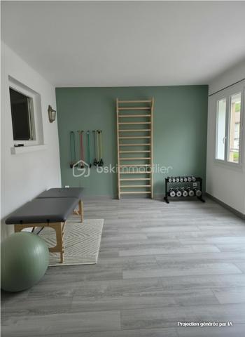 EN EXCLUSIVITE

Dans un environnement calme et recherché de Cabestany, à proximité des commerces, des écoles et des transports, découvrez cette maison 2 faces aux volumes généreux et à la luminosité remarquable ; offrant une configuration particulièrement modulable. Actuellement, la maison dispose au total 3 à 4 chambres. 

Sa distribution permet d'envisager facilement deux espaces de vie distincts et indépendants, tout en conservant la possibilité d'une habitation familiale complète.
Une configuration idéale pour :

•	un investissement locatif, avec la possibilité de créer deux logements indépendants (belle rentabilité) ;
•	une famille, notamment pour accueillir plusieurs générations tout en préservant l'indépendance de chacun ;
•	une profession libérale, avec la possibilité de dissocier espace professionnel et espace privé ;
•	un artisan, qui bénéficiera d'une importante capacité de stockage et d’une zone de travail grâce au grand garage.

Autre atout pour tout projet de division ou de location : les compteurs divisionnaires d'eau et d'électricité sont déjà installés, facilitant la gestion de deux espaces distincts.

Au rez-de-chaussée : une véritable vie de plain-pied

Le rez-de-chaussée propose une pièce de vie lumineuse avec cuisine, largement ouverte sur le jardin.

Cet espace est complété par :

•	une salle d'eau ;
•	un WC indépendant ;
•	une chambre avec placard ;
•	une pièce supplémentaire d'environ 9,5 m², offrant de nombreuses possibilités : bureau, cabinet professionnel, salle d'attente, buanderie, dressing ou chambre d'appoint.

Cette configuration permet ainsi d'envisager une vie confortable de plain-pied, tout en conservant l'étage totalement indépendant.

À l'étage : 90 m² agréable et lumineux

Vous y découvrirez :

•	un séjour spacieux avec cheminée ;
•	une cuisine indépendante et fonctionnelle ;
•	deux belles chambres de plus de 14 m² chacune, avec placards intégrés et accès balcon ;
•	une salle d'eau moderne ;
•	un WC indépendant.

Un balcon filant d'environ 8 m² complète cet étage et offre un agréable espace extérieur pour profiter des beaux jours.

Un grand garage d'environ 33 m² vient parfaire l'ensemble.

Rare sur le marché et évolutive, la maison permet d'adapter les espaces à différents projets de vie ou d'investissement. Résidence principale, habitation intergénérationnelle, investissement locatif ou activité professionnelle : les possibilités sont nombreuses.

Contactez-moi pour découvrir ce bien et imaginer votre projet.




Vous avez un projet de vente ? Je vous propose un avis de valeur gratuit, afin de vous permettre d'avancer sereinement dans votre projet immobilier.