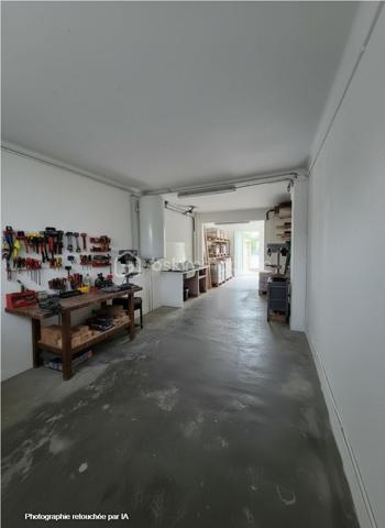 EN EXCLUSIVITE

Dans un environnement calme et recherché de Cabestany, à proximité des commerces, des écoles et des transports, découvrez cette maison 2 faces aux volumes généreux et à la luminosité remarquable ; offrant une configuration particulièrement modulable. Actuellement, la maison dispose au total 3 à 4 chambres. 

Sa distribution permet d'envisager facilement deux espaces de vie distincts et indépendants, tout en conservant la possibilité d'une habitation familiale complète.
Une configuration idéale pour :

•	un investissement locatif, avec la possibilité de créer deux logements indépendants (belle rentabilité) ;
•	une famille, notamment pour accueillir plusieurs générations tout en préservant l'indépendance de chacun ;
•	une profession libérale, avec la possibilité de dissocier espace professionnel et espace privé ;
•	un artisan, qui bénéficiera d'une importante capacité de stockage et d’une zone de travail grâce au grand garage.

Autre atout pour tout projet de division ou de location : les compteurs divisionnaires d'eau et d'électricité sont déjà installés, facilitant la gestion de deux espaces distincts.

Au rez-de-chaussée : une véritable vie de plain-pied

Le rez-de-chaussée propose une pièce de vie lumineuse avec cuisine, largement ouverte sur le jardin.

Cet espace est complété par :

•	une salle d'eau ;
•	un WC indépendant ;
•	une chambre avec placard ;
•	une pièce supplémentaire d'environ 9,5 m², offrant de nombreuses possibilités : bureau, cabinet professionnel, salle d'attente, buanderie, dressing ou chambre d'appoint.

Cette configuration permet ainsi d'envisager une vie confortable de plain-pied, tout en conservant l'étage totalement indépendant.

À l'étage : 90 m² agréable et lumineux

Vous y découvrirez :

•	un séjour spacieux avec cheminée ;
•	une cuisine indépendante et fonctionnelle ;
•	deux belles chambres de plus de 14 m² chacune, avec placards intégrés et accès balcon ;
•	une salle d'eau moderne ;
•	un WC indépendant.

Un balcon filant d'environ 8 m² complète cet étage et offre un agréable espace extérieur pour profiter des beaux jours.

Un grand garage d'environ 33 m² vient parfaire l'ensemble.

Rare sur le marché et évolutive, la maison permet d'adapter les espaces à différents projets de vie ou d'investissement. Résidence principale, habitation intergénérationnelle, investissement locatif ou activité professionnelle : les possibilités sont nombreuses.

Contactez-moi pour découvrir ce bien et imaginer votre projet.




Vous avez un projet de vente ? Je vous propose un avis de valeur gratuit, afin de vous permettre d'avancer sereinement dans votre projet immobilier.