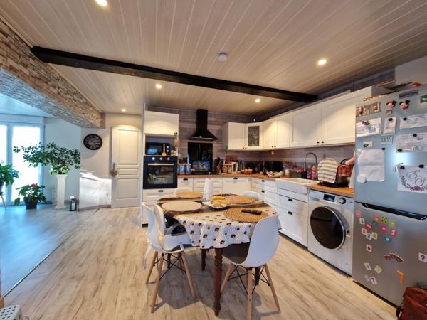 Ensemble de deux maisons, au moins 3 chambres, 207 m² sur un terrain de plus de 2000 m².