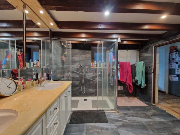 Ensemble de deux maisons, au moins 3 chambres, 207 m² sur un terrain de plus de 2000 m².