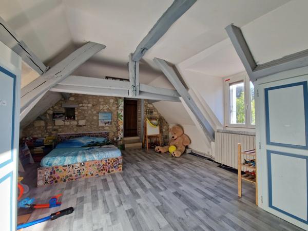 Ensemble de deux maisons, au moins 3 chambres, 207 m² sur un terrain de plus de 2000 m².