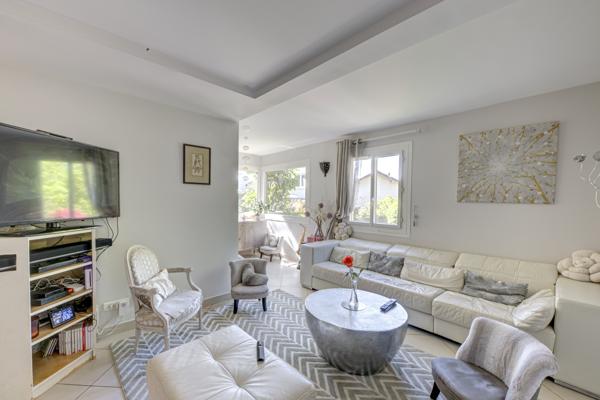 Maison
         7 pièces
        - 170 m² 1 015 000 € *