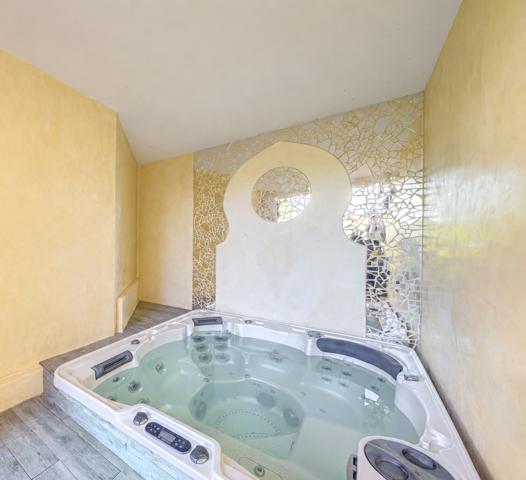 Maison
         7 pièces
        - 170 m² 1 015 000 € *