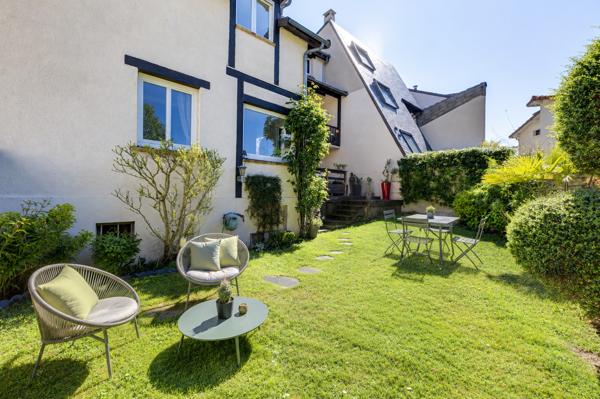Maison
         7 pièces
        - 170 m² 1 015 000 € *