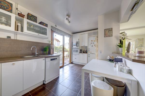 Maison
         7 pièces
        - 170 m² 1 015 000 € *