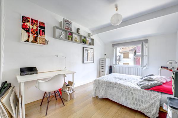 Maison
         7 pièces
        - 170 m² 1 015 000 € *
