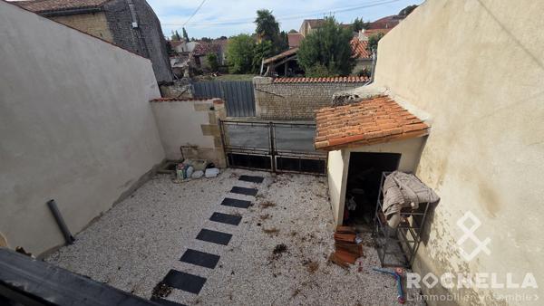 Maison de village avec 3 chambres et grand garage attenant