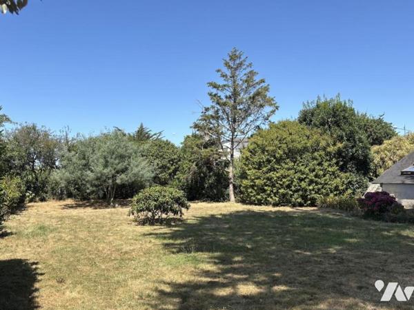 Authentique maison en pierre avec beau terrain et potentiel d'évolution - À 400 m de la plage 